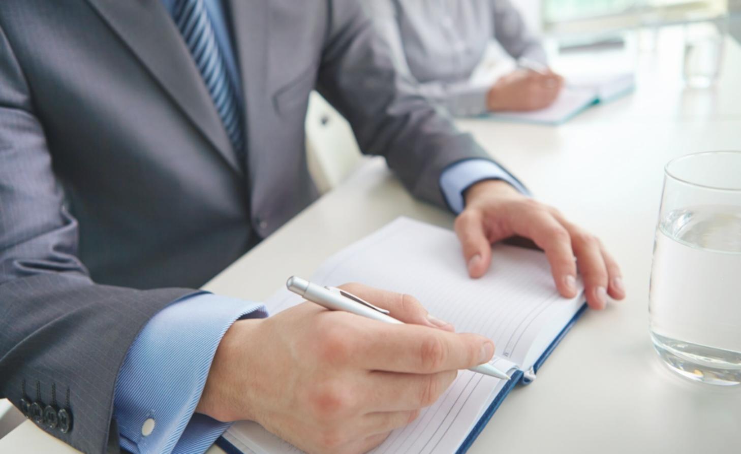 Persona analizando opciones financieras