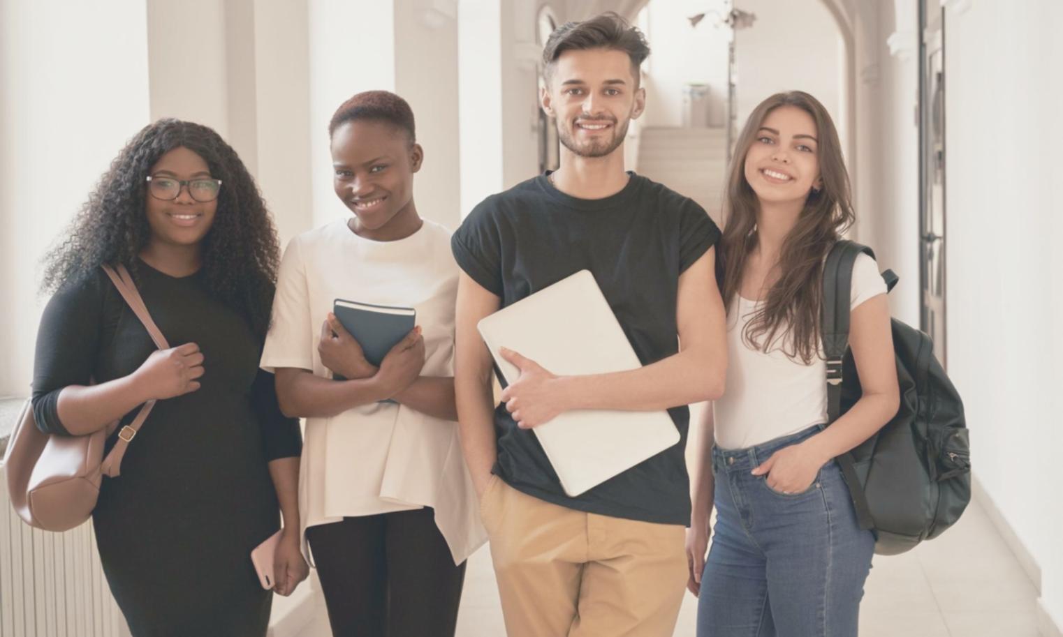 Sesión de formación financiera con materiales educativos